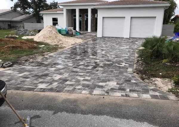 This image is a driveway done by one of our driveway pavers. It has a mix of color like light gray and dark gray. It was done in September 2022.
